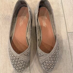 TOMS Women's taupe flats- size 9.5